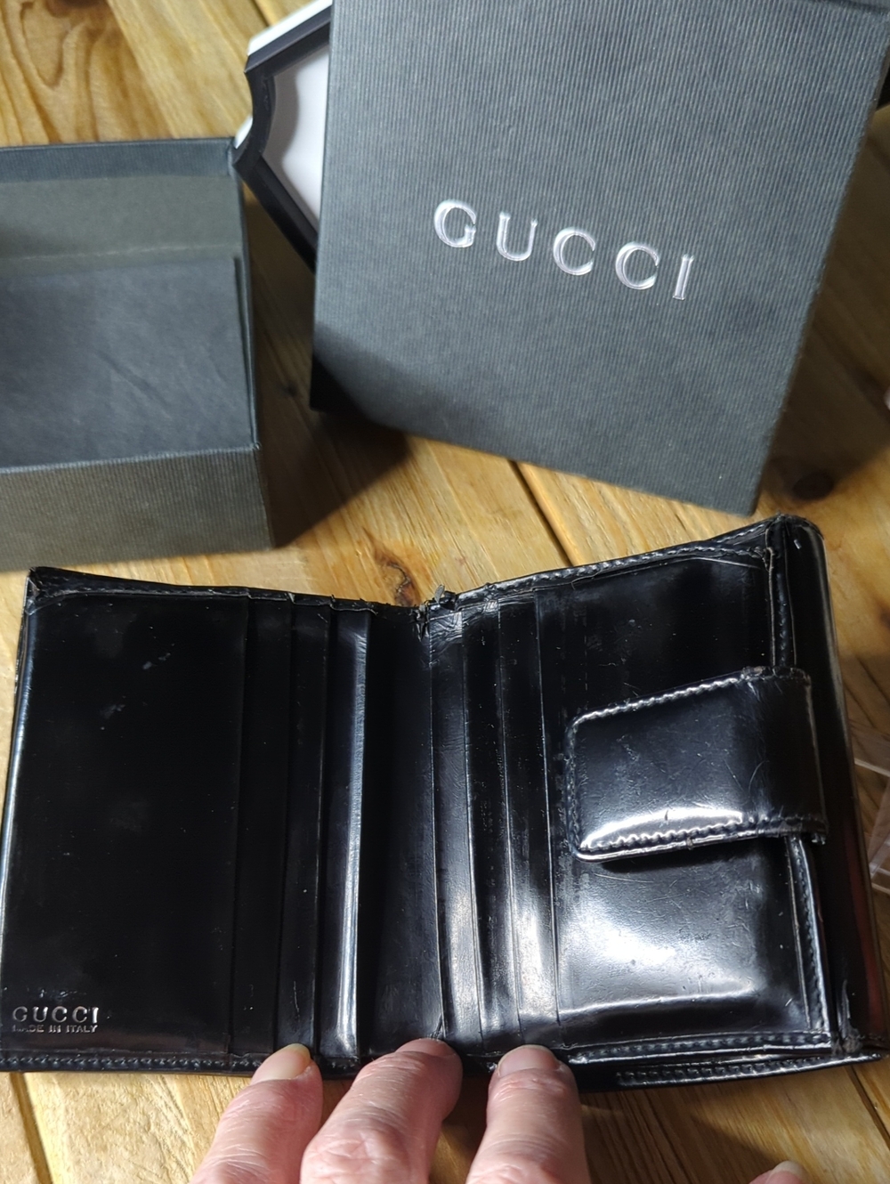 Gucci Black Patent Leather Bifold Wallet with Embossed GG Full Inclusion - Picture 4 of 12